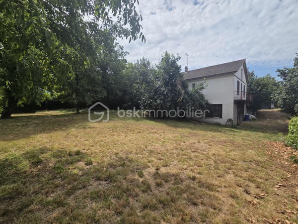Exclusivité. Belle Opportunité. Emplacement recherché. 
Maison individuelle sur 2 niveaux, d'une surface de 200 m² dont 100 m² habitables sur sous-sol complet de 100 m² + combles sur dalle béton au dessus avec 2 fenêtres en pignons. 
Le tout édifié sur un terrain plat, arboré et clôturé de 1315 m² non constructible avec 2 entrées, 2 portails à l'Est et au Sud. 
Située à Coublevie limite Voiron, la ville à pieds, proximité de toutes commodités, écoles, collèges, lycées, commerces et gare.

Elle se compose d'une entrée, d'une cuisine, d'un séjour avec poêle à bois, de 4 chambres, d'une grande salle de bains et d'un toilette séparé. Nombreuses possibilités de modifications car maison de maçon avec dalles bétons et poutrelles hourdis, aucuns murs porteurs.
Dessus, combles sur dalle béton avec 2 fenêtres en pignons.
Dessous, sous-sol complet semi-enterré de 100 m², hauteur sous plafons de 3 m, avec plusieurs fenêtres et une grande porte de garage de 5 m de large. Possibilité d'aménager plusieurs pièces avec accès direct sur le jardin. 

Chauffage individuel électrique sur radiateurs et Poêle à bois dans le séjour. Menuiseries double vitrage PVC, volets roulants manuels. Jardin arboré. 2 Portails dont 1 motorisé. Maison reliée au Tout à l'égoût. 
DPE en D 203 kWh/m²/an.
Taxe foncière 680 €.

Prix de vente : 360 000 € (Honoraires Charge Vendeur).
BSK vous accompagne sur votre projet. N'hésitez pas à me contacter. 
Nathalie Cohendet O7 81 11 78 14