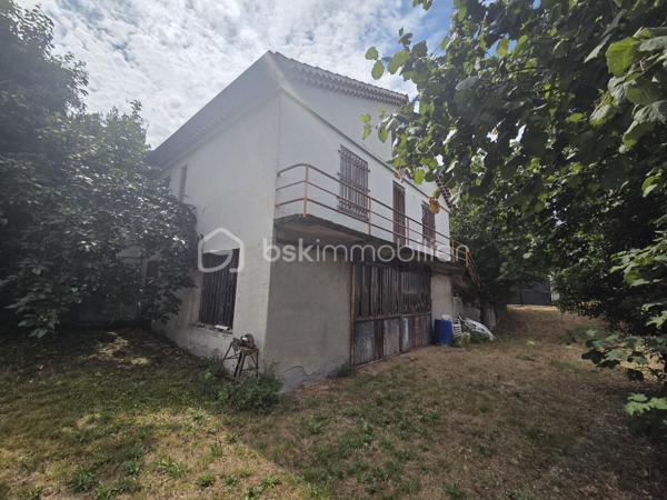 Exclusivité. Belle Opportunité. Emplacement recherché. 
Maison individuelle sur 2 niveaux, d'une surface de 200 m² dont 100 m² habitables sur sous-sol complet de 100 m² + combles sur dalle béton au dessus avec 2 fenêtres en pignons. 
Le tout édifié sur un terrain plat, arboré et clôturé de 1315 m² non constructible avec 2 entrées, 2 portails à l'Est et au Sud. 
Située à Coublevie limite Voiron, la ville à pieds, proximité de toutes commodités, écoles, collèges, lycées, commerces et gare.

Elle se compose d'une entrée, d'une cuisine, d'un séjour avec poêle à bois, de 4 chambres, d'une grande salle de bains et d'un toilette séparé. Nombreuses possibilités de modifications car maison de maçon avec dalles bétons et poutrelles hourdis, aucuns murs porteurs.
Dessus, combles sur dalle béton avec 2 fenêtres en pignons.
Dessous, sous-sol complet semi-enterré de 100 m², hauteur sous plafons de 3 m, avec plusieurs fenêtres et une grande porte de garage de 5 m de large. Possibilité d'aménager plusieurs pièces avec accès direct sur le jardin. 

Chauffage individuel électrique sur radiateurs et Poêle à bois dans le séjour. Menuiseries double vitrage PVC, volets roulants manuels. Jardin arboré. 2 Portails dont 1 motorisé. Maison reliée au Tout à l'égoût. 
DPE en D 203 kWh/m²/an.
Taxe foncière 680 €.

Prix de vente : 360 000 € (Honoraires Charge Vendeur).
BSK vous accompagne sur votre projet. N'hésitez pas à me contacter. 
Nathalie Cohendet O7 81 11 78 14