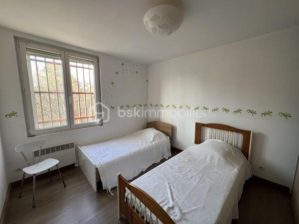 Exclusivité. Belle Opportunité. Emplacement recherché. 
Maison individuelle sur 2 niveaux, d'une surface de 200 m² dont 100 m² habitables sur sous-sol complet de 100 m² + combles sur dalle béton au dessus avec 2 fenêtres en pignons. 
Le tout édifié sur un terrain plat, arboré et clôturé de 1315 m² non constructible avec 2 entrées, 2 portails à l'Est et au Sud. 
Située à Coublevie limite Voiron, la ville à pieds, proximité de toutes commodités, écoles, collèges, lycées, commerces et gare.

Elle se compose d'une entrée, d'une cuisine, d'un séjour avec poêle à bois, de 4 chambres, d'une grande salle de bains et d'un toilette séparé. Nombreuses possibilités de modifications car maison de maçon avec dalles bétons et poutrelles hourdis, aucuns murs porteurs.
Dessus, combles sur dalle béton avec 2 fenêtres en pignons.
Dessous, sous-sol complet semi-enterré de 100 m², hauteur sous plafons de 3 m, avec plusieurs fenêtres et une grande porte de garage de 5 m de large. Possibilité d'aménager plusieurs pièces avec accès direct sur le jardin. 

Chauffage individuel électrique sur radiateurs et Poêle à bois dans le séjour. Menuiseries double vitrage PVC, volets roulants manuels. Jardin arboré. 2 Portails dont 1 motorisé. Maison reliée au Tout à l'égoût. 
DPE en D 203 kWh/m²/an.
Taxe foncière 680 €.

Prix de vente : 360 000 € (Honoraires Charge Vendeur).
BSK vous accompagne sur votre projet. N'hésitez pas à me contacter. 
Nathalie Cohendet O7 81 11 78 14