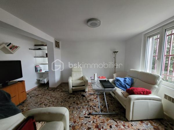 Exclusivité. Belle Opportunité. Emplacement recherché. 
Maison individuelle sur 2 niveaux, d'une surface de 200 m² dont 100 m² habitables sur sous-sol complet de 100 m² + combles sur dalle béton au dessus avec 2 fenêtres en pignons. 
Le tout édifié sur un terrain plat, arboré et clôturé de 1315 m² non constructible avec 2 entrées, 2 portails à l'Est et au Sud. 
Située à Coublevie limite Voiron, la ville à pieds, proximité de toutes commodités, écoles, collèges, lycées, commerces et gare.

Elle se compose d'une entrée, d'une cuisine, d'un séjour avec poêle à bois, de 4 chambres, d'une grande salle de bains et d'un toilette séparé. Nombreuses possibilités de modifications car maison de maçon avec dalles bétons et poutrelles hourdis, aucuns murs porteurs.
Dessus, combles sur dalle béton avec 2 fenêtres en pignons.
Dessous, sous-sol complet semi-enterré de 100 m², hauteur sous plafons de 3 m, avec plusieurs fenêtres et une grande porte de garage de 5 m de large. Possibilité d'aménager plusieurs pièces avec accès direct sur le jardin. 

Chauffage individuel électrique sur radiateurs et Poêle à bois dans le séjour. Menuiseries double vitrage PVC, volets roulants manuels. Jardin arboré. 2 Portails dont 1 motorisé. Maison reliée au Tout à l'égoût. 
DPE en D 203 kWh/m²/an.
Taxe foncière 680 €.

Prix de vente : 360 000 € (Honoraires Charge Vendeur).
BSK vous accompagne sur votre projet. N'hésitez pas à me contacter. 
Nathalie Cohendet O7 81 11 78 14