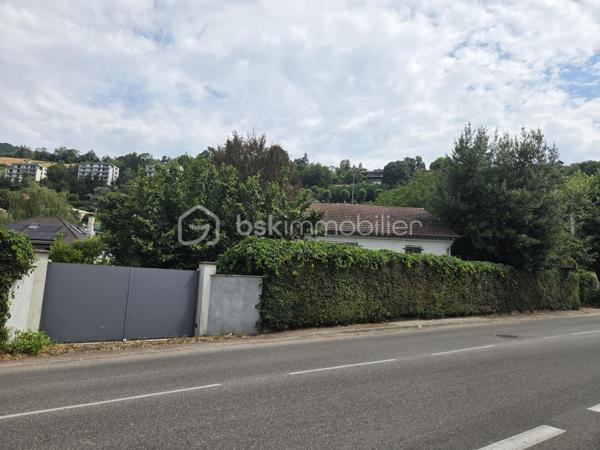 Exclusivité. Belle Opportunité. Emplacement recherché. 
Maison individuelle sur 2 niveaux, d'une surface de 200 m² dont 100 m² habitables sur sous-sol complet de 100 m² + combles sur dalle béton au dessus avec 2 fenêtres en pignons. 
Le tout édifié sur un terrain plat, arboré et clôturé de 1315 m² non constructible avec 2 entrées, 2 portails à l'Est et au Sud. 
Située à Coublevie limite Voiron, la ville à pieds, proximité de toutes commodités, écoles, collèges, lycées, commerces et gare.

Elle se compose d'une entrée, d'une cuisine, d'un séjour avec poêle à bois, de 4 chambres, d'une grande salle de bains et d'un toilette séparé. Nombreuses possibilités de modifications car maison de maçon avec dalles bétons et poutrelles hourdis, aucuns murs porteurs.
Dessus, combles sur dalle béton avec 2 fenêtres en pignons.
Dessous, sous-sol complet semi-enterré de 100 m², hauteur sous plafons de 3 m, avec plusieurs fenêtres et une grande porte de garage de 5 m de large. Possibilité d'aménager plusieurs pièces avec accès direct sur le jardin. 

Chauffage individuel électrique sur radiateurs et Poêle à bois dans le séjour. Menuiseries double vitrage PVC, volets roulants manuels. Jardin arboré. 2 Portails dont 1 motorisé. Maison reliée au Tout à l'égoût. 
DPE en D 203 kWh/m²/an.
Taxe foncière 680 €.

Prix de vente : 360 000 € (Honoraires Charge Vendeur).
BSK vous accompagne sur votre projet. N'hésitez pas à me contacter. 
Nathalie Cohendet O7 81 11 78 14