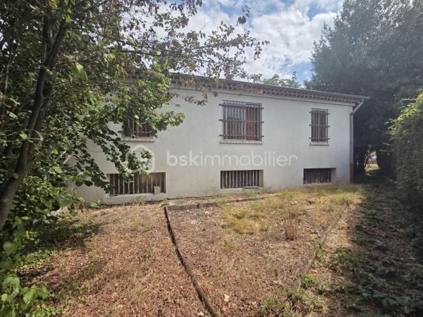 Exclusivité. Belle Opportunité. Emplacement recherché. 
Maison individuelle sur 2 niveaux, d'une surface de 200 m² dont 100 m² habitables sur sous-sol complet de 100 m² + combles sur dalle béton au dessus avec 2 fenêtres en pignons. 
Le tout édifié sur un terrain plat, arboré et clôturé de 1315 m² non constructible avec 2 entrées, 2 portails à l'Est et au Sud. 
Située à Coublevie limite Voiron, la ville à pieds, proximité de toutes commodités, écoles, collèges, lycées, commerces et gare.

Elle se compose d'une entrée, d'une cuisine, d'un séjour avec poêle à bois, de 4 chambres, d'une grande salle de bains et d'un toilette séparé. Nombreuses possibilités de modifications car maison de maçon avec dalles bétons et poutrelles hourdis, aucuns murs porteurs.
Dessus, combles sur dalle béton avec 2 fenêtres en pignons.
Dessous, sous-sol complet semi-enterré de 100 m², hauteur sous plafons de 3 m, avec plusieurs fenêtres et une grande porte de garage de 5 m de large. Possibilité d'aménager plusieurs pièces avec accès direct sur le jardin. 

Chauffage individuel électrique sur radiateurs et Poêle à bois dans le séjour. Menuiseries double vitrage PVC, volets roulants manuels. Jardin arboré. 2 Portails dont 1 motorisé. Maison reliée au Tout à l'égoût. 
DPE en D 203 kWh/m²/an.
Taxe foncière 680 €.

Prix de vente : 360 000 € (Honoraires Charge Vendeur).
BSK vous accompagne sur votre projet. N'hésitez pas à me contacter. 
Nathalie Cohendet O7 81 11 78 14