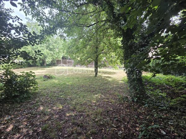 Exclusivité. Belle Opportunité. Emplacement recherché. 
Maison individuelle sur 2 niveaux, d'une surface de 200 m² dont 100 m² habitables sur sous-sol complet de 100 m² + combles sur dalle béton au dessus avec 2 fenêtres en pignons. 
Le tout édifié sur un terrain plat, arboré et clôturé de 1315 m² non constructible avec 2 entrées, 2 portails à l'Est et au Sud. 
Située à Coublevie limite Voiron, la ville à pieds, proximité de toutes commodités, écoles, collèges, lycées, commerces et gare.

Elle se compose d'une entrée, d'une cuisine, d'un séjour avec poêle à bois, de 4 chambres, d'une grande salle de bains et d'un toilette séparé. Nombreuses possibilités de modifications car maison de maçon avec dalles bétons et poutrelles hourdis, aucuns murs porteurs.
Dessus, combles sur dalle béton avec 2 fenêtres en pignons.
Dessous, sous-sol complet semi-enterré de 100 m², hauteur sous plafons de 3 m, avec plusieurs fenêtres et une grande porte de garage de 5 m de large. Possibilité d'aménager plusieurs pièces avec accès direct sur le jardin. 

Chauffage individuel électrique sur radiateurs et Poêle à bois dans le séjour. Menuiseries double vitrage PVC, volets roulants manuels. Jardin arboré. 2 Portails dont 1 motorisé. Maison reliée au Tout à l'égoût. 
DPE en D 203 kWh/m²/an.
Taxe foncière 680 €.

Prix de vente : 360 000 € (Honoraires Charge Vendeur).
BSK vous accompagne sur votre projet. N'hésitez pas à me contacter. 
Nathalie Cohendet O7 81 11 78 14