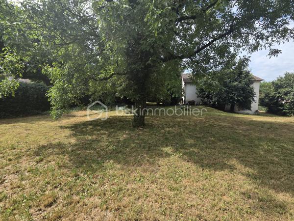 Exclusivité. Belle Opportunité. Emplacement recherché. 
Maison individuelle sur 2 niveaux, d'une surface de 200 m² dont 100 m² habitables sur sous-sol complet de 100 m² + combles sur dalle béton au dessus avec 2 fenêtres en pignons. 
Le tout édifié sur un terrain plat, arboré et clôturé de 1315 m² non constructible avec 2 entrées, 2 portails à l'Est et au Sud. 
Située à Coublevie limite Voiron, la ville à pieds, proximité de toutes commodités, écoles, collèges, lycées, commerces et gare.

Elle se compose d'une entrée, d'une cuisine, d'un séjour avec poêle à bois, de 4 chambres, d'une grande salle de bains et d'un toilette séparé. Nombreuses possibilités de modifications car maison de maçon avec dalles bétons et poutrelles hourdis, aucuns murs porteurs.
Dessus, combles sur dalle béton avec 2 fenêtres en pignons.
Dessous, sous-sol complet semi-enterré de 100 m², hauteur sous plafons de 3 m, avec plusieurs fenêtres et une grande porte de garage de 5 m de large. Possibilité d'aménager plusieurs pièces avec accès direct sur le jardin. 

Chauffage individuel électrique sur radiateurs et Poêle à bois dans le séjour. Menuiseries double vitrage PVC, volets roulants manuels. Jardin arboré. 2 Portails dont 1 motorisé. Maison reliée au Tout à l'égoût. 
DPE en D 203 kWh/m²/an.
Taxe foncière 680 €.

Prix de vente : 360 000 € (Honoraires Charge Vendeur).
BSK vous accompagne sur votre projet. N'hésitez pas à me contacter. 
Nathalie Cohendet O7 81 11 78 14