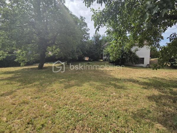 Exclusivité. Belle Opportunité. Emplacement recherché. 
Maison individuelle sur 2 niveaux, d'une surface de 200 m² dont 100 m² habitables sur sous-sol complet de 100 m² + combles sur dalle béton au dessus avec 2 fenêtres en pignons. 
Le tout édifié sur un terrain plat, arboré et clôturé de 1315 m² non constructible avec 2 entrées, 2 portails à l'Est et au Sud. 
Située à Coublevie limite Voiron, la ville à pieds, proximité de toutes commodités, écoles, collèges, lycées, commerces et gare.

Elle se compose d'une entrée, d'une cuisine, d'un séjour avec poêle à bois, de 4 chambres, d'une grande salle de bains et d'un toilette séparé. Nombreuses possibilités de modifications car maison de maçon avec dalles bétons et poutrelles hourdis, aucuns murs porteurs.
Dessus, combles sur dalle béton avec 2 fenêtres en pignons.
Dessous, sous-sol complet semi-enterré de 100 m², hauteur sous plafons de 3 m, avec plusieurs fenêtres et une grande porte de garage de 5 m de large. Possibilité d'aménager plusieurs pièces avec accès direct sur le jardin. 

Chauffage individuel électrique sur radiateurs et Poêle à bois dans le séjour. Menuiseries double vitrage PVC, volets roulants manuels. Jardin arboré. 2 Portails dont 1 motorisé. Maison reliée au Tout à l'égoût. 
DPE en D 203 kWh/m²/an.
Taxe foncière 680 €.

Prix de vente : 360 000 € (Honoraires Charge Vendeur).
BSK vous accompagne sur votre projet. N'hésitez pas à me contacter. 
Nathalie Cohendet O7 81 11 78 14