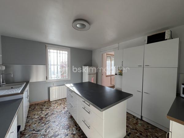 Exclusivité. Belle Opportunité. Emplacement recherché. 
Maison individuelle sur 2 niveaux, d'une surface de 200 m² dont 100 m² habitables sur sous-sol complet de 100 m² + combles sur dalle béton au dessus avec 2 fenêtres en pignons. 
Le tout édifié sur un terrain plat, arboré et clôturé de 1315 m² non constructible avec 2 entrées, 2 portails à l'Est et au Sud. 
Située à Coublevie limite Voiron, la ville à pieds, proximité de toutes commodités, écoles, collèges, lycées, commerces et gare.

Elle se compose d'une entrée, d'une cuisine, d'un séjour avec poêle à bois, de 4 chambres, d'une grande salle de bains et d'un toilette séparé. Nombreuses possibilités de modifications car maison de maçon avec dalles bétons et poutrelles hourdis, aucuns murs porteurs.
Dessus, combles sur dalle béton avec 2 fenêtres en pignons.
Dessous, sous-sol complet semi-enterré de 100 m², hauteur sous plafons de 3 m, avec plusieurs fenêtres et une grande porte de garage de 5 m de large. Possibilité d'aménager plusieurs pièces avec accès direct sur le jardin. 

Chauffage individuel électrique sur radiateurs et Poêle à bois dans le séjour. Menuiseries double vitrage PVC, volets roulants manuels. Jardin arboré. 2 Portails dont 1 motorisé. Maison reliée au Tout à l'égoût. 
DPE en D 203 kWh/m²/an.
Taxe foncière 680 €.

Prix de vente : 360 000 € (Honoraires Charge Vendeur).
BSK vous accompagne sur votre projet. N'hésitez pas à me contacter. 
Nathalie Cohendet O7 81 11 78 14