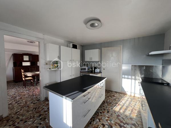 Exclusivité. Belle Opportunité. Emplacement recherché. 
Maison individuelle sur 2 niveaux, d'une surface de 200 m² dont 100 m² habitables sur sous-sol complet de 100 m² + combles sur dalle béton au dessus avec 2 fenêtres en pignons. 
Le tout édifié sur un terrain plat, arboré et clôturé de 1315 m² non constructible avec 2 entrées, 2 portails à l'Est et au Sud. 
Située à Coublevie limite Voiron, la ville à pieds, proximité de toutes commodités, écoles, collèges, lycées, commerces et gare.

Elle se compose d'une entrée, d'une cuisine, d'un séjour avec poêle à bois, de 4 chambres, d'une grande salle de bains et d'un toilette séparé. Nombreuses possibilités de modifications car maison de maçon avec dalles bétons et poutrelles hourdis, aucuns murs porteurs.
Dessus, combles sur dalle béton avec 2 fenêtres en pignons.
Dessous, sous-sol complet semi-enterré de 100 m², hauteur sous plafons de 3 m, avec plusieurs fenêtres et une grande porte de garage de 5 m de large. Possibilité d'aménager plusieurs pièces avec accès direct sur le jardin. 

Chauffage individuel électrique sur radiateurs et Poêle à bois dans le séjour. Menuiseries double vitrage PVC, volets roulants manuels. Jardin arboré. 2 Portails dont 1 motorisé. Maison reliée au Tout à l'égoût. 
DPE en D 203 kWh/m²/an.
Taxe foncière 680 €.

Prix de vente : 360 000 € (Honoraires Charge Vendeur).
BSK vous accompagne sur votre projet. N'hésitez pas à me contacter. 
Nathalie Cohendet O7 81 11 78 14