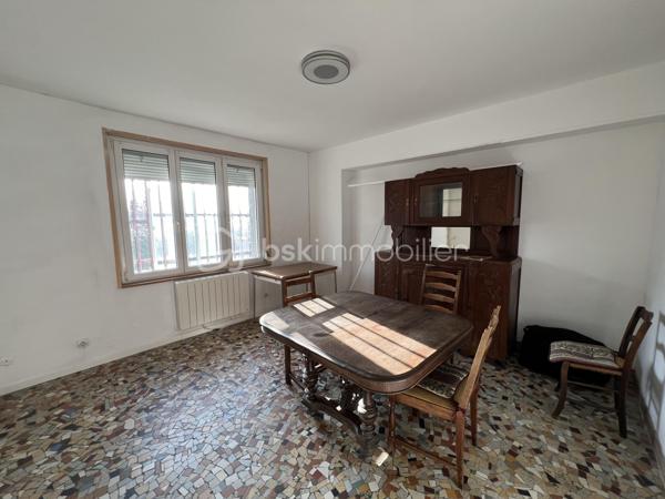Exclusivité. Belle Opportunité. Emplacement recherché. 
Maison individuelle sur 2 niveaux, d'une surface de 200 m² dont 100 m² habitables sur sous-sol complet de 100 m² + combles sur dalle béton au dessus avec 2 fenêtres en pignons. 
Le tout édifié sur un terrain plat, arboré et clôturé de 1315 m² non constructible avec 2 entrées, 2 portails à l'Est et au Sud. 
Située à Coublevie limite Voiron, la ville à pieds, proximité de toutes commodités, écoles, collèges, lycées, commerces et gare.

Elle se compose d'une entrée, d'une cuisine, d'un séjour avec poêle à bois, de 4 chambres, d'une grande salle de bains et d'un toilette séparé. Nombreuses possibilités de modifications car maison de maçon avec dalles bétons et poutrelles hourdis, aucuns murs porteurs.
Dessus, combles sur dalle béton avec 2 fenêtres en pignons.
Dessous, sous-sol complet semi-enterré de 100 m², hauteur sous plafons de 3 m, avec plusieurs fenêtres et une grande porte de garage de 5 m de large. Possibilité d'aménager plusieurs pièces avec accès direct sur le jardin. 

Chauffage individuel électrique sur radiateurs et Poêle à bois dans le séjour. Menuiseries double vitrage PVC, volets roulants manuels. Jardin arboré. 2 Portails dont 1 motorisé. Maison reliée au Tout à l'égoût. 
DPE en D 203 kWh/m²/an.
Taxe foncière 680 €.

Prix de vente : 360 000 € (Honoraires Charge Vendeur).
BSK vous accompagne sur votre projet. N'hésitez pas à me contacter. 
Nathalie Cohendet O7 81 11 78 14