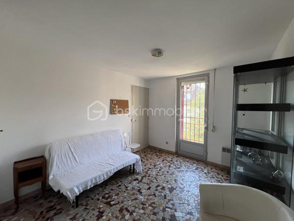 Exclusivité. Belle Opportunité. Emplacement recherché. 
Maison individuelle sur 2 niveaux, d'une surface de 200 m² dont 100 m² habitables sur sous-sol complet de 100 m² + combles sur dalle béton au dessus avec 2 fenêtres en pignons. 
Le tout édifié sur un terrain plat, arboré et clôturé de 1315 m² non constructible avec 2 entrées, 2 portails à l'Est et au Sud. 
Située à Coublevie limite Voiron, la ville à pieds, proximité de toutes commodités, écoles, collèges, lycées, commerces et gare.

Elle se compose d'une entrée, d'une cuisine, d'un séjour avec poêle à bois, de 4 chambres, d'une grande salle de bains et d'un toilette séparé. Nombreuses possibilités de modifications car maison de maçon avec dalles bétons et poutrelles hourdis, aucuns murs porteurs.
Dessus, combles sur dalle béton avec 2 fenêtres en pignons.
Dessous, sous-sol complet semi-enterré de 100 m², hauteur sous plafons de 3 m, avec plusieurs fenêtres et une grande porte de garage de 5 m de large. Possibilité d'aménager plusieurs pièces avec accès direct sur le jardin. 

Chauffage individuel électrique sur radiateurs et Poêle à bois dans le séjour. Menuiseries double vitrage PVC, volets roulants manuels. Jardin arboré. 2 Portails dont 1 motorisé. Maison reliée au Tout à l'égoût. 
DPE en D 203 kWh/m²/an.
Taxe foncière 680 €.

Prix de vente : 360 000 € (Honoraires Charge Vendeur).
BSK vous accompagne sur votre projet. N'hésitez pas à me contacter. 
Nathalie Cohendet O7 81 11 78 14