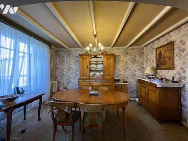 Quiberon. Grande plage et commerces à pieds.