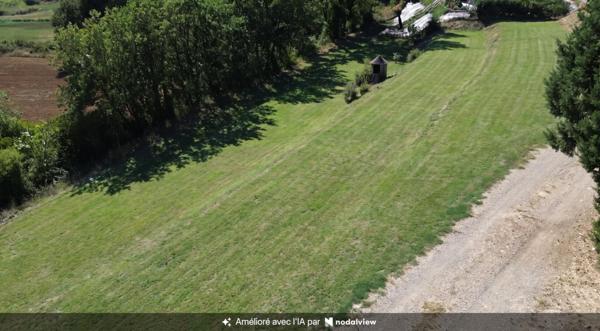 Terrain constructible de 1 000 m2 avec vue dégagée, au calme et proche des commodités