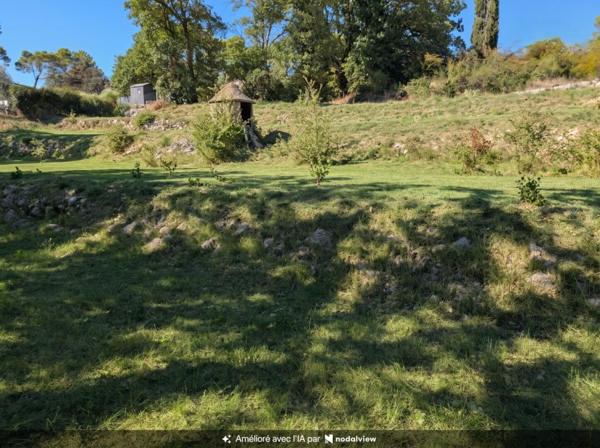 Terrain constructible de 1 000 m2 avec vue dégagée, au calme et proche des commodités