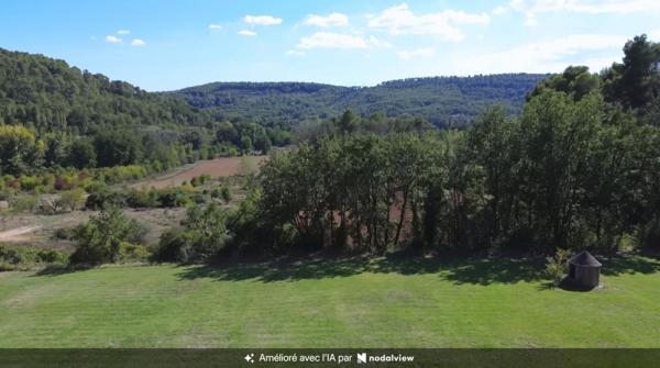 Terrain constructible de 1 000 m2 avec vue dégagée, au calme et proche des commodités