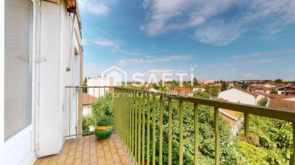 T4 lumineux au dernier étage avec balcon et place de parking dans une résidence sécurisée.