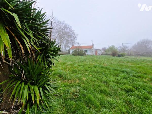 LE PELLERIN, en entrée de bourg, maison ancienne à rénover entièrement sur un beau jardin