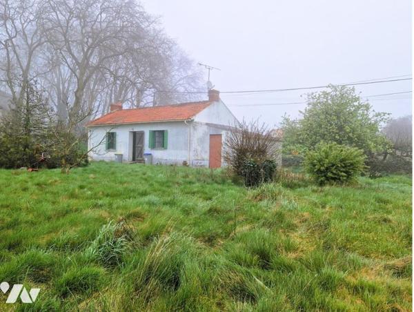 LE PELLERIN, en entrée de bourg, maison ancienne à rénover entièrement sur un beau jardin