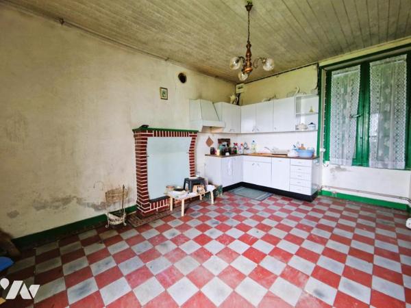 LE PELLERIN, en entrée de bourg, maison ancienne à rénover entièrement sur un beau jardin