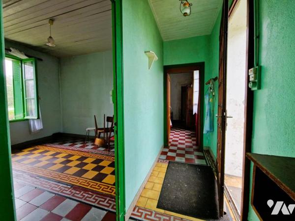 LE PELLERIN, en entrée de bourg, maison ancienne à rénover entièrement sur un beau jardin