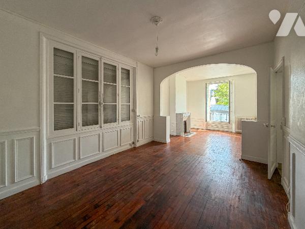 Une maison à usage d'habitation comprenant :
- Au rez-de-chaussée : entrée