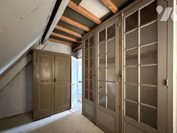 Une maison à usage d'habitation comprenant :
- Au rez-de-chaussée : entrée