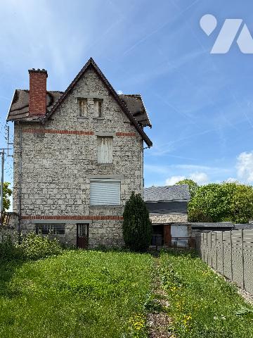 Une maison à usage d'habitation comprenant :
- Au rez-de-chaussée : entrée