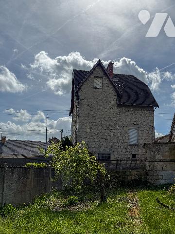 Une maison à usage d'habitation comprenant :
- Au rez-de-chaussée : entrée