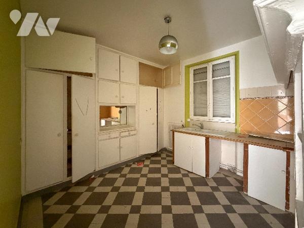 Une maison à usage d'habitation comprenant :
- Au rez-de-chaussée : entrée