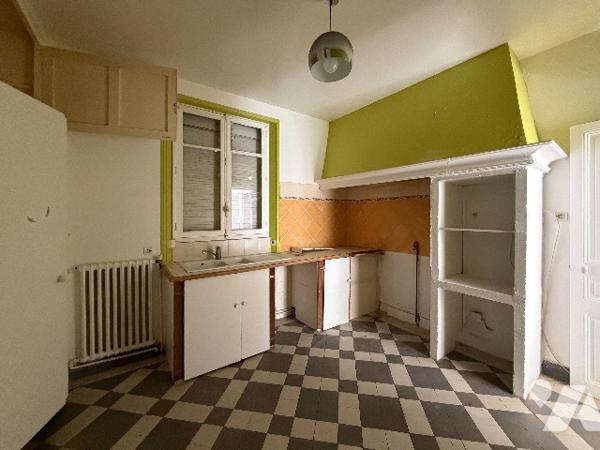Une maison à usage d'habitation comprenant :
- Au rez-de-chaussée : entrée