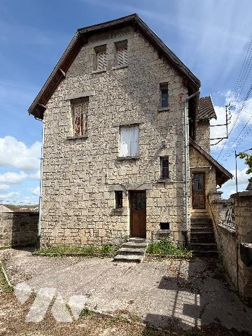 Une maison à usage d'habitation comprenant :
- Au rez-de-chaussée : entrée