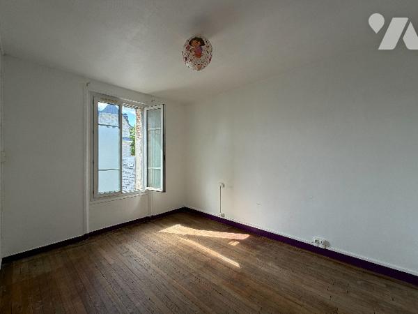 Une maison à usage d'habitation comprenant :
- Au rez-de-chaussée : entrée