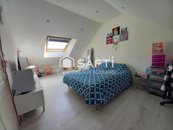 Maison rénovée sur sous-sol avec 3 chambres, garage et terrain