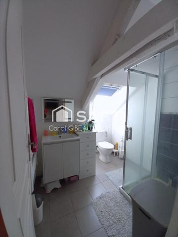 Maison rénovée sur sous-sol avec 3 chambres, garage et terrain