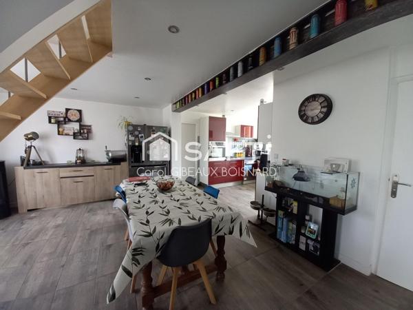 Maison rénovée sur sous-sol avec 3 chambres, garage et terrain