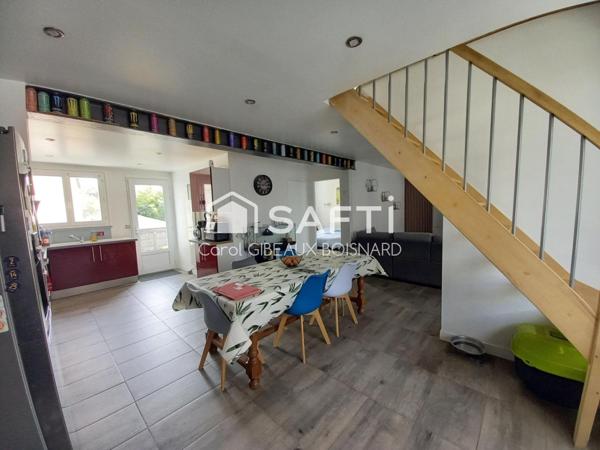 Maison rénovée sur sous-sol avec 3 chambres, garage et terrain