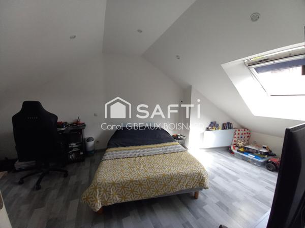 Maison rénovée sur sous-sol avec 3 chambres, garage et terrain