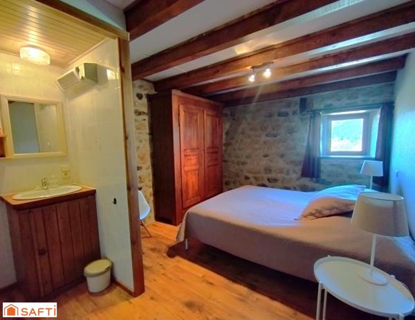 Ancienne ferme rénovée 201m2, piscine, gite. Terrain 1480m2