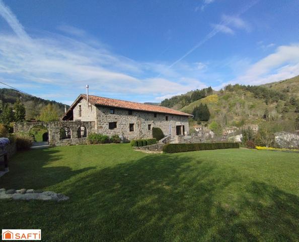 Ancienne ferme rénovée 201m2, piscine, gite. Terrain 1480m2