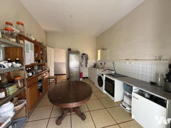 A DONZERE, MAISON BOURGEOISE A RENOVER 