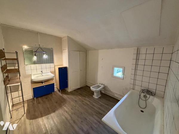 A DONZERE, MAISON BOURGEOISE A RENOVER 