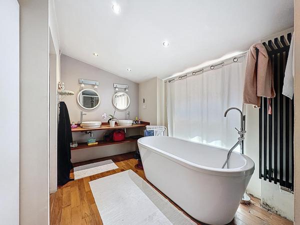 Maison de caractère 195 m² avec jardin, studio et garage