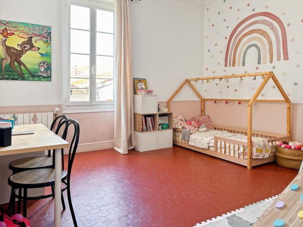 Châteaurenard (13160) Maison de ville bourgeoise rénovée 5 chambres avec terrasses et bassin