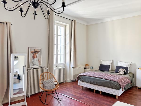 Châteaurenard (13160) Maison de ville bourgeoise rénovée 5 chambres avec terrasses et bassin