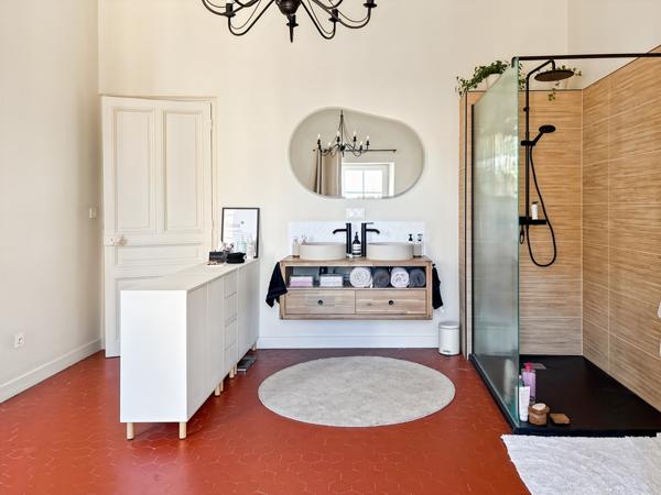 Châteaurenard (13160) Maison de ville bourgeoise rénovée 5 chambres avec terrasses et bassin