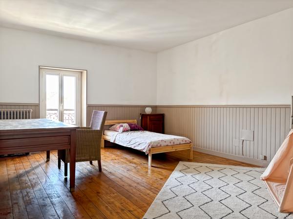 Châteaurenard (13160) Maison de ville bourgeoise rénovée 5 chambres avec terrasses et bassin