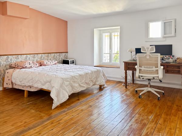 Châteaurenard (13160) Maison de ville bourgeoise rénovée 5 chambres avec terrasses et bassin