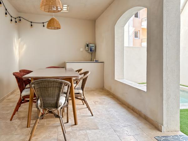 Châteaurenard (13160) Maison de ville bourgeoise rénovée 5 chambres avec terrasses et bassin