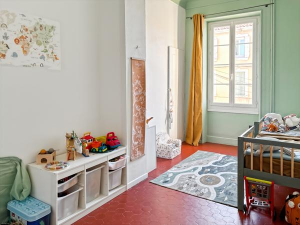 Châteaurenard (13160) Maison de ville bourgeoise rénovée 5 chambres avec terrasses et bassin