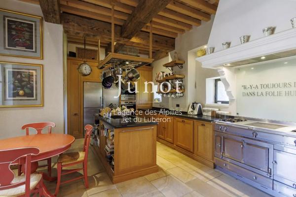 Joucas  - PROPRIÉTÉ HISTORIQUE XIIe - Centre village - 650m² habitables - Vues exceptionnelles - Piscine