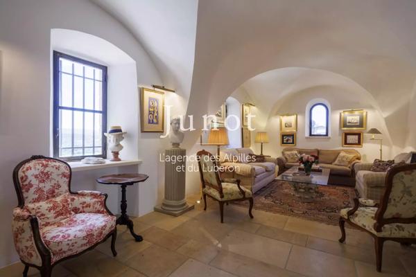 Joucas  - PROPRIÉTÉ HISTORIQUE XIIe - Centre village - 650m² habitables - Vues exceptionnelles - Piscine