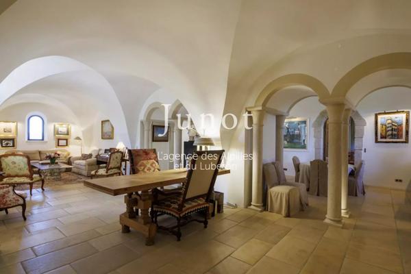 Joucas  - PROPRIÉTÉ HISTORIQUE XIIe - Centre village - 650m² habitables - Vues exceptionnelles - Piscine